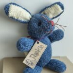 Peluche Blum, el Conejito Azul - 100% Lana Natural 18cm - Pookie